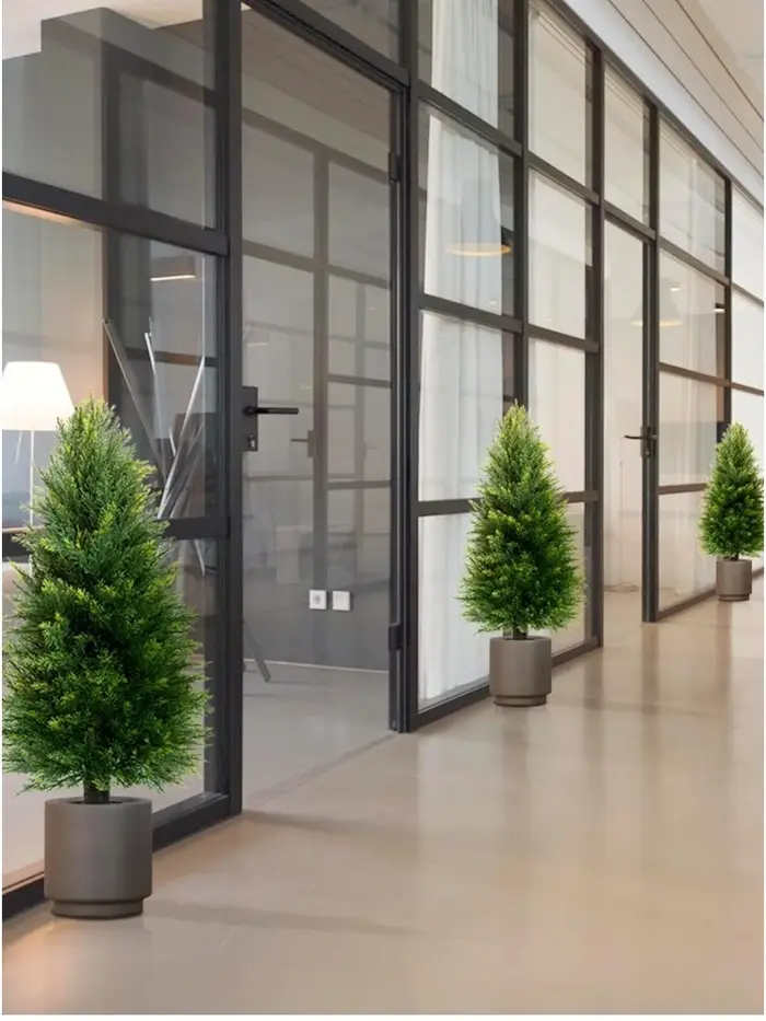 Plantes vertes artificielles en pot (pins et cyprès) pour décorations de Noël