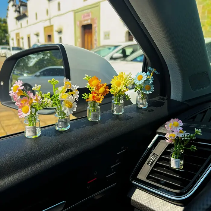 Fleurs miniatures délicates en pot
