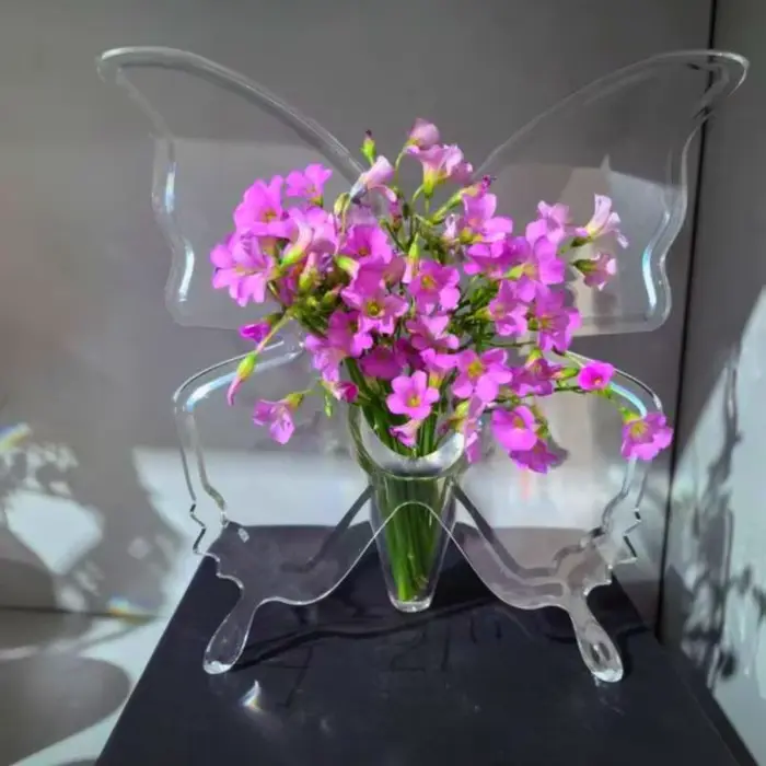 Vase à fleurs papillon