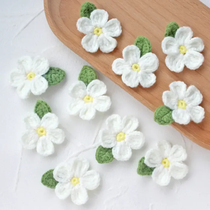 10 pièces de fleurs tricotées à la main de 40 mm avec feuilles pour vêtements de fille, chapeaux, ga