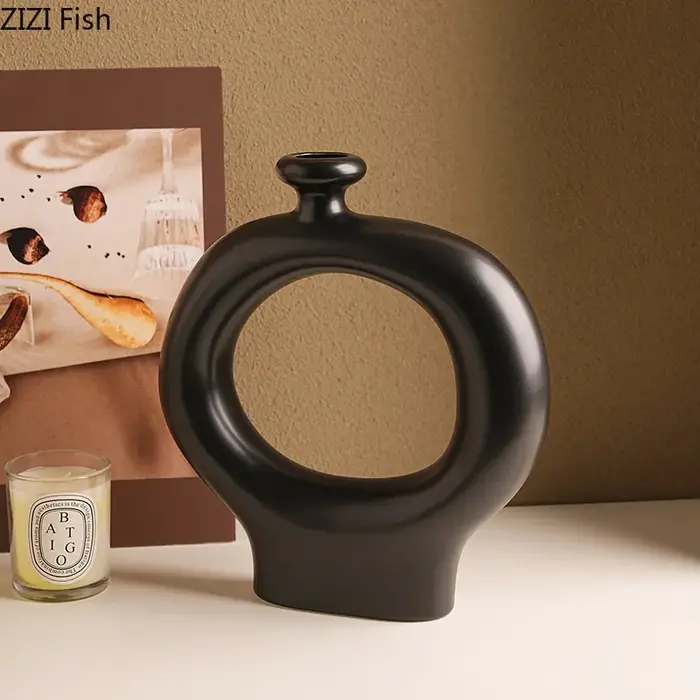 Vase en céramique à rayures zébrées