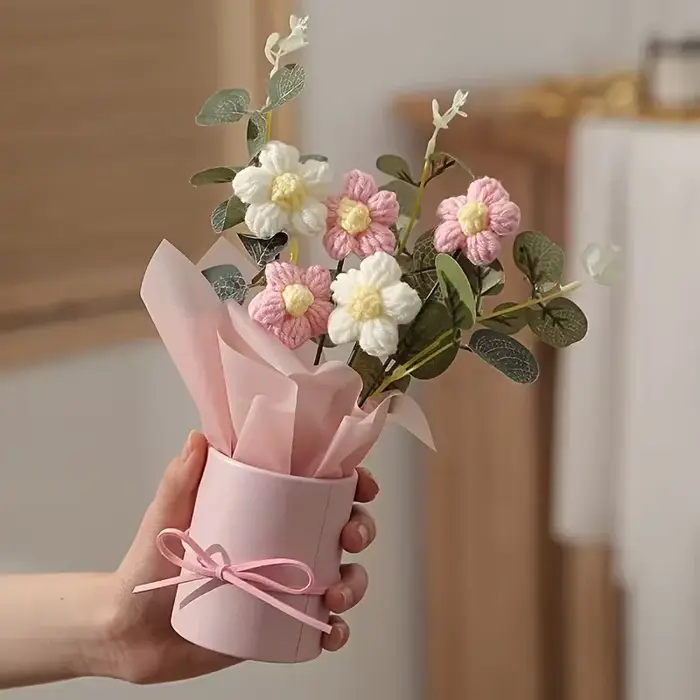 Bouquet fait main avec vase rose comprenant 5 fleurs au crochet
