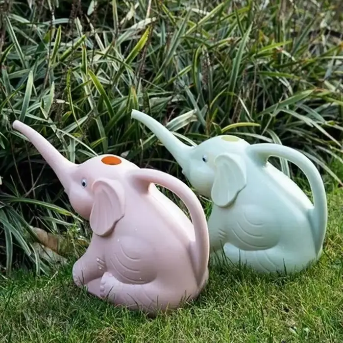 Arrosoir en plastique en forme d'éléphant