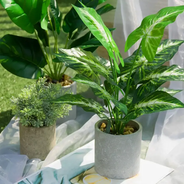 Petites fausses plantes artificielles en pot