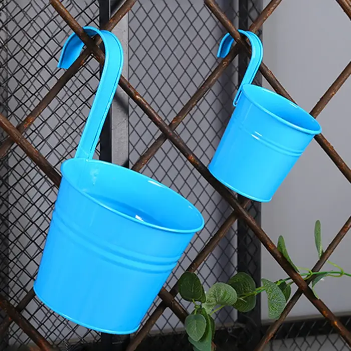 Pots de fleurs en métal avec trous de proximité