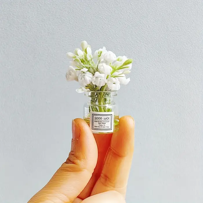 Fleurs miniatures délicates en pot