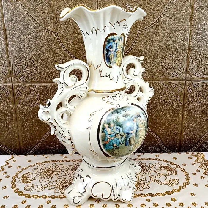 Grand vase européen en céramique dorée