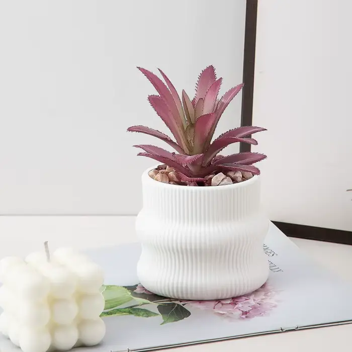 Petit pot de fleurs en plastique imitation céramique