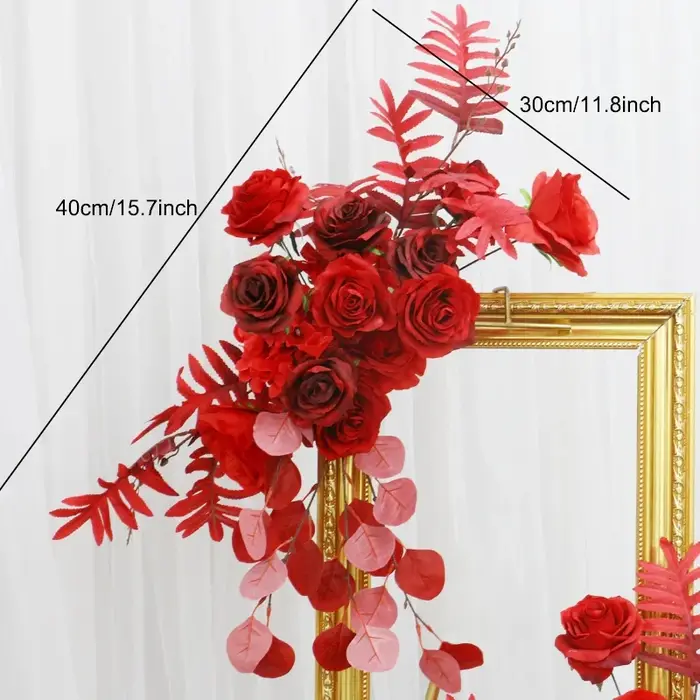 Décor de luxe en rangée de fleurs de roses rouges, arrière-plan de mariage, arc en corne, arrangemen