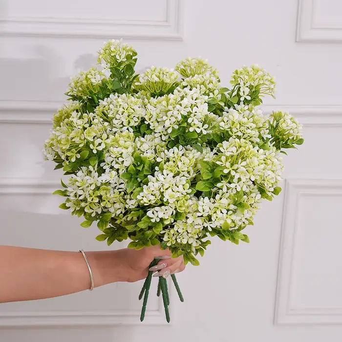 Plante verte artificielle avec feuilles d'eucalyptus