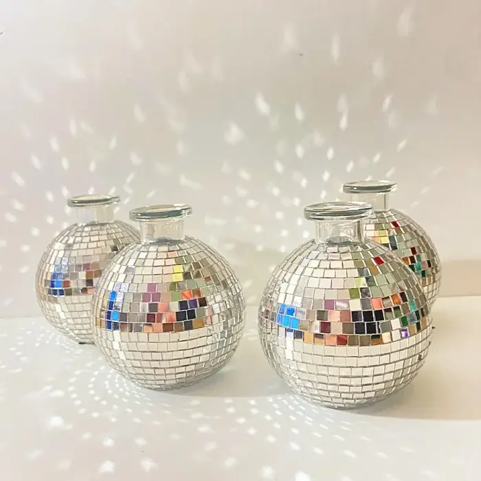 Vase boule Disco, Bouquet de fleurs colorées