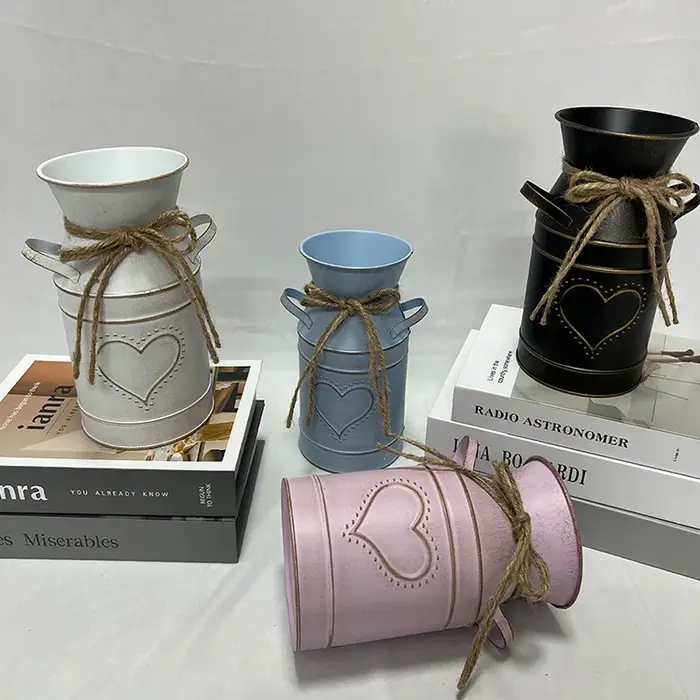 Vase en métal rustique en forme de cœur gaufré avec corde en jute