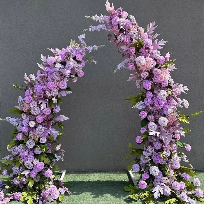 Arrangement de fleurs artificielles en arc de trompette