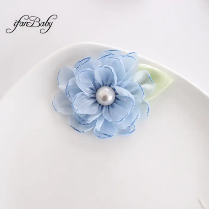 Fleurs en tissu avec centre perlé, organza brûlé avec feuilles, fleur chantée, 6.5cm