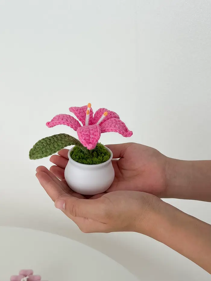 Pot de fleurs de lys tissé à la main