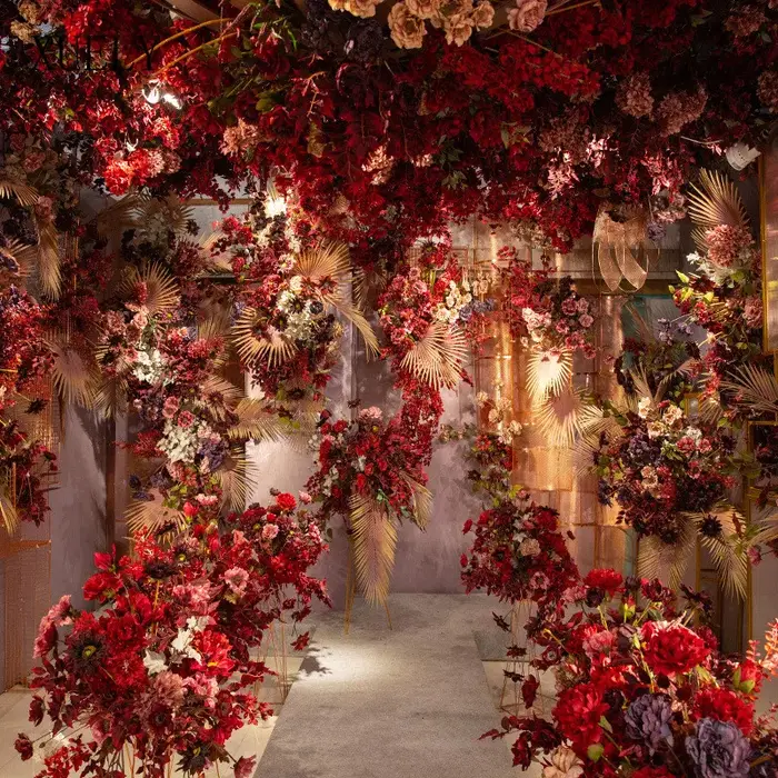 Matériel de fleur de série rouge vin