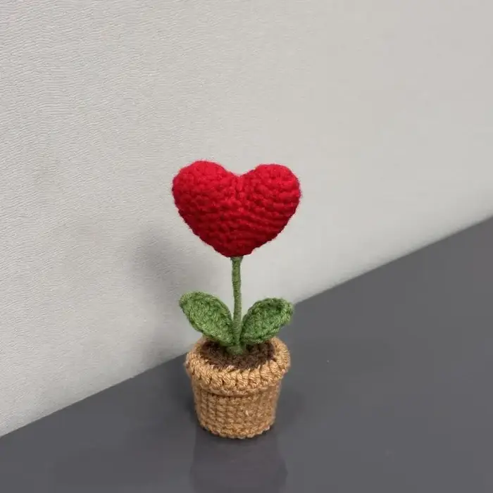 Petite plante en pot tissée à crochet