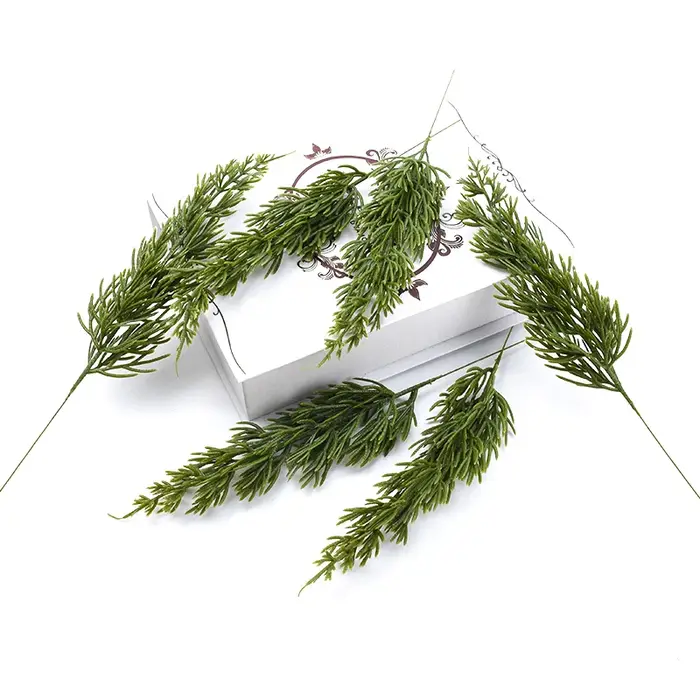 Plante artificielle de pin vert