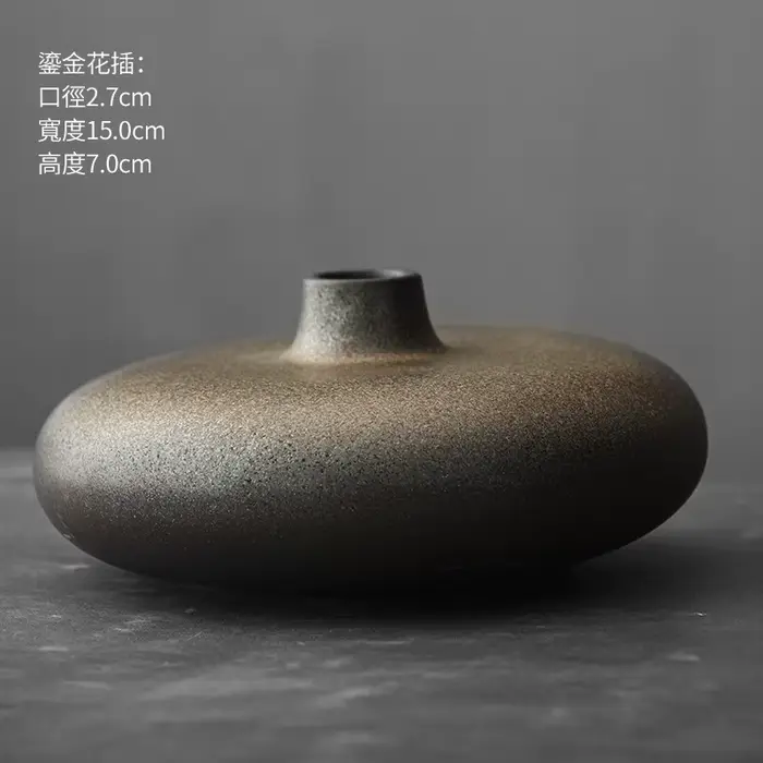 Vase en terre cuite noir