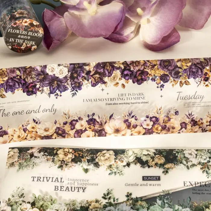 Bande de fleurs floraison dans la nuit sombre