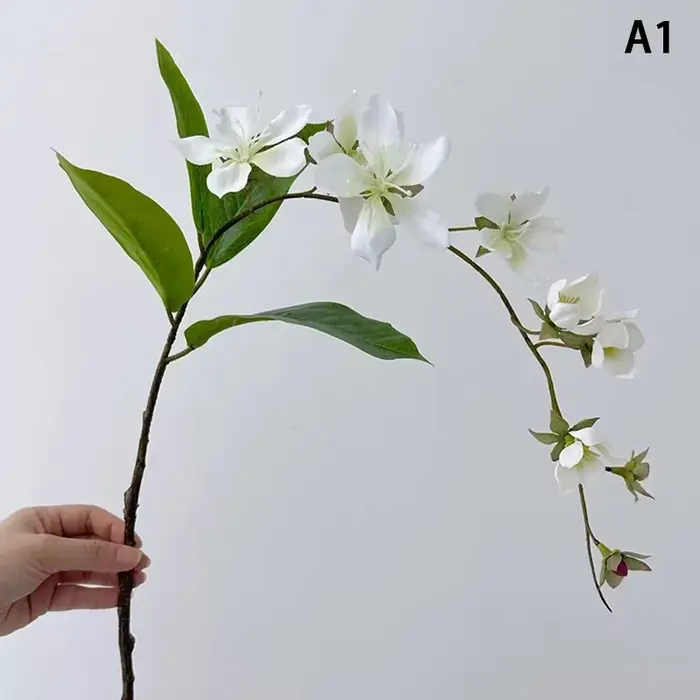 Fleurs artificielles suspendues au jasmin