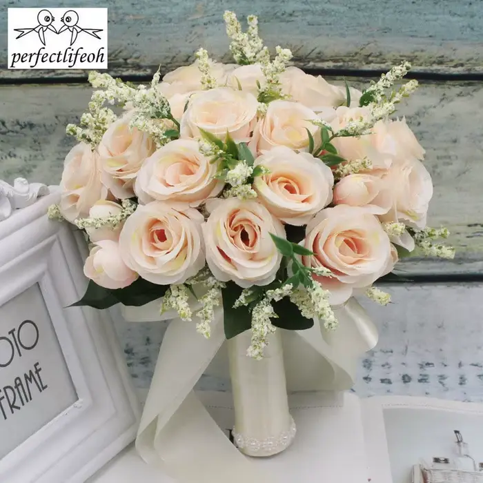 Bouquet de Roses Naturelles Artificielles Tenant des Fleurs