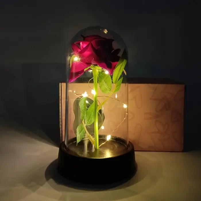 Rose en feuille d'or dans un dôme en verre