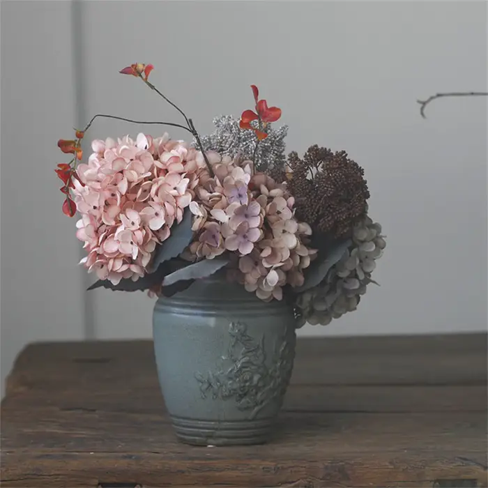 Vase de fleurs artificielles d'hortensia en soie