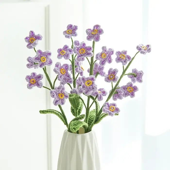 N'oubliez pas, la combinaison créative de quets tissés finis avec des fleurs découpées est un cadeau pur fait à la main