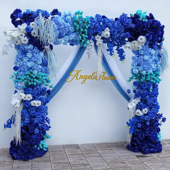 Décor floral extérieur pour mariage : rangée de fleurs de glycine bleue