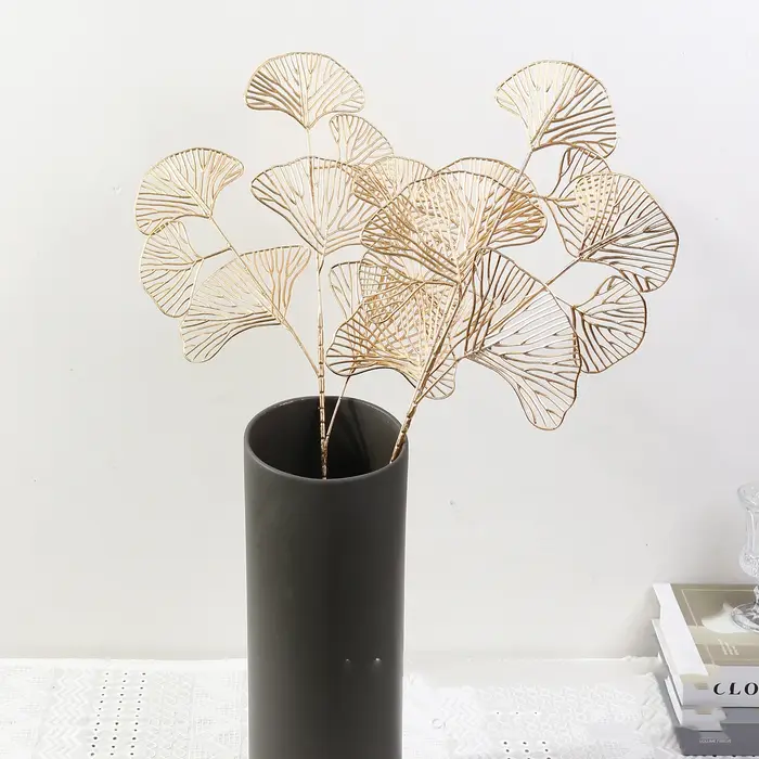 Plantes artificielles dorées