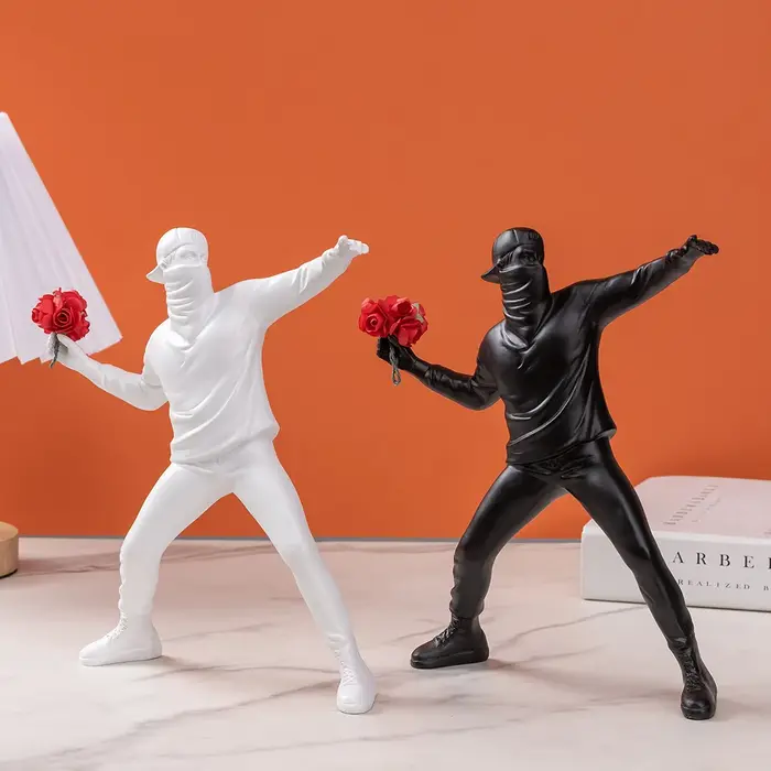 Banksy lance des fleurs, ornements, œuvres d'art abstraites, sculptures, figurines, décorations pour salons, bureaux, décoration intérieure, produit artisanal