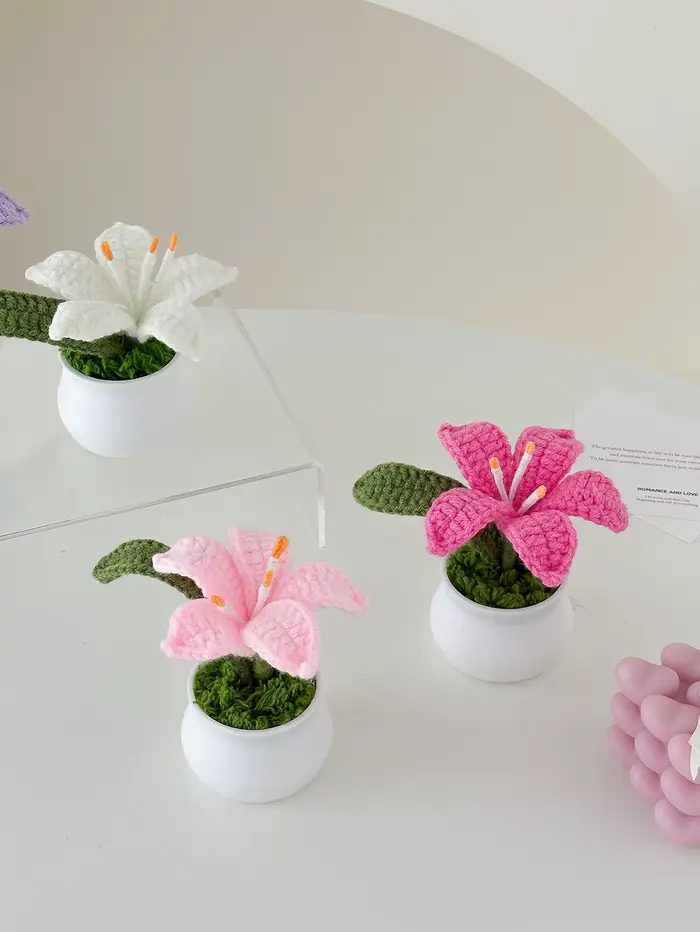 Pot de fleurs de lys tissé à la main