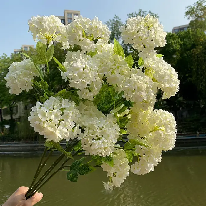 Arrangement floral de mariage à 4 têtes d'hortensias