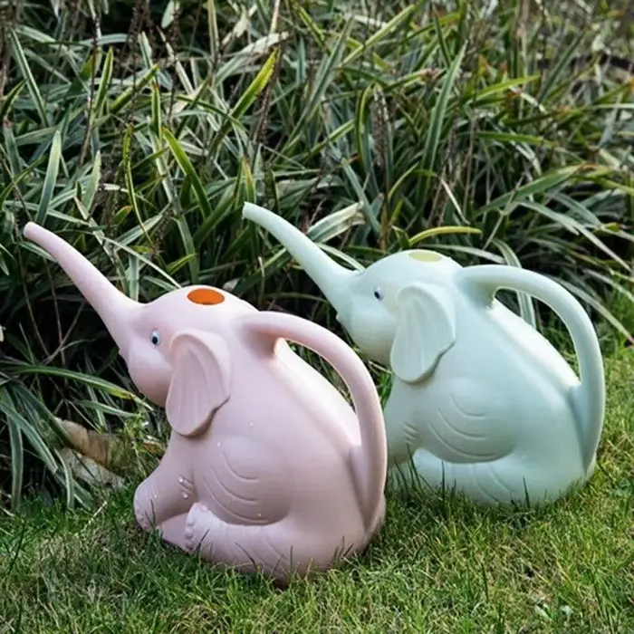 Arrosoir en plastique en forme d'éléphant