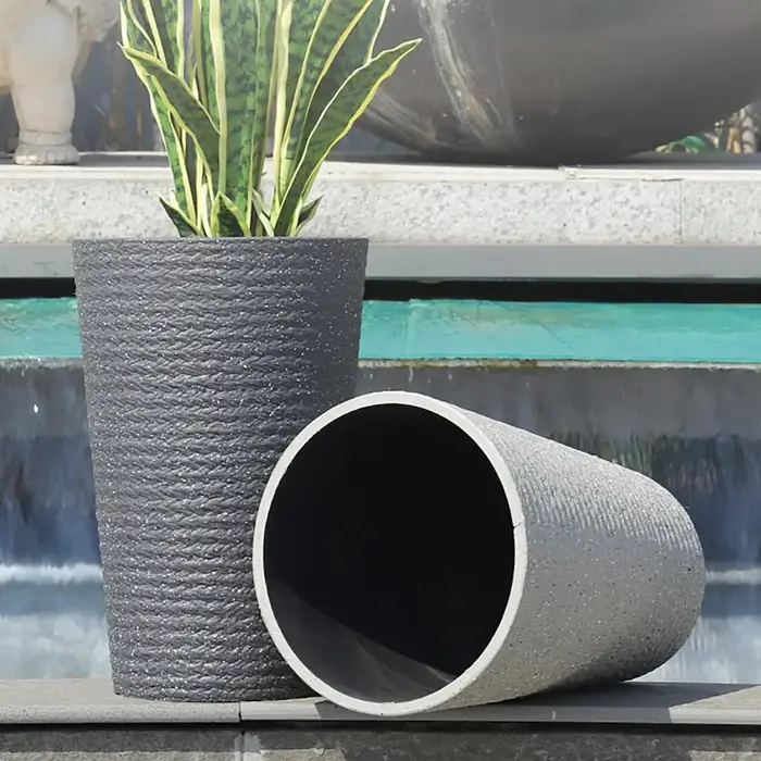 Support de plante décoratif texturé moderne, jardinière ronde haute pour plantes d'intérieur et d'extérieur, pot de fleurs rond à l'aspect pierre pour intérieur.