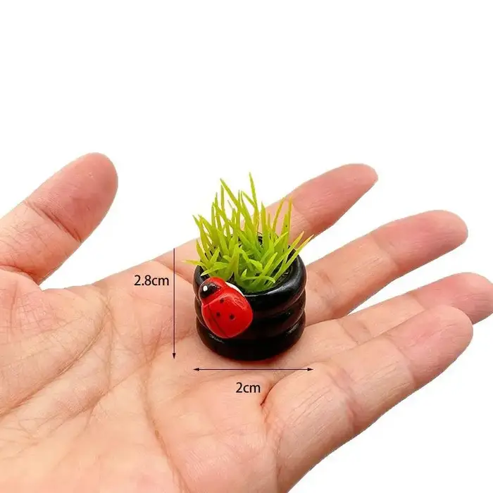 Ornement de plante miniature en pot avec coccinelle