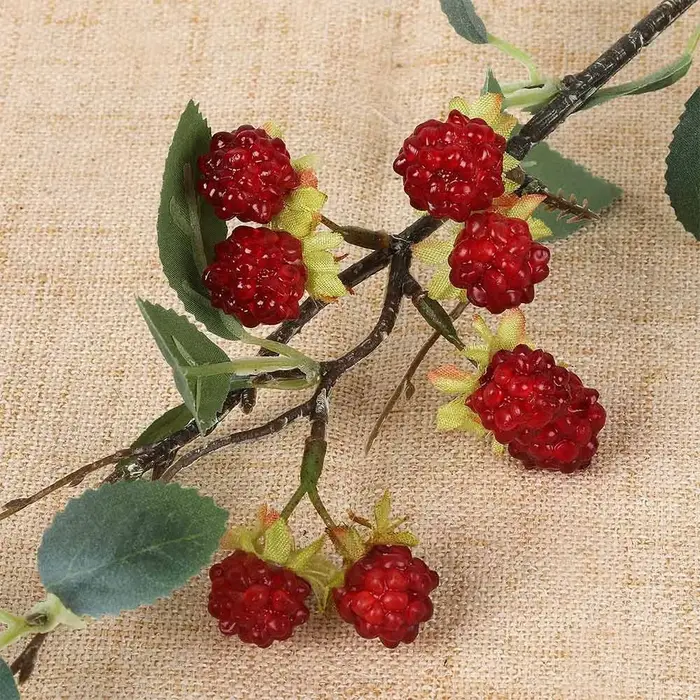 Plante artificielle de framboise rouge élégante