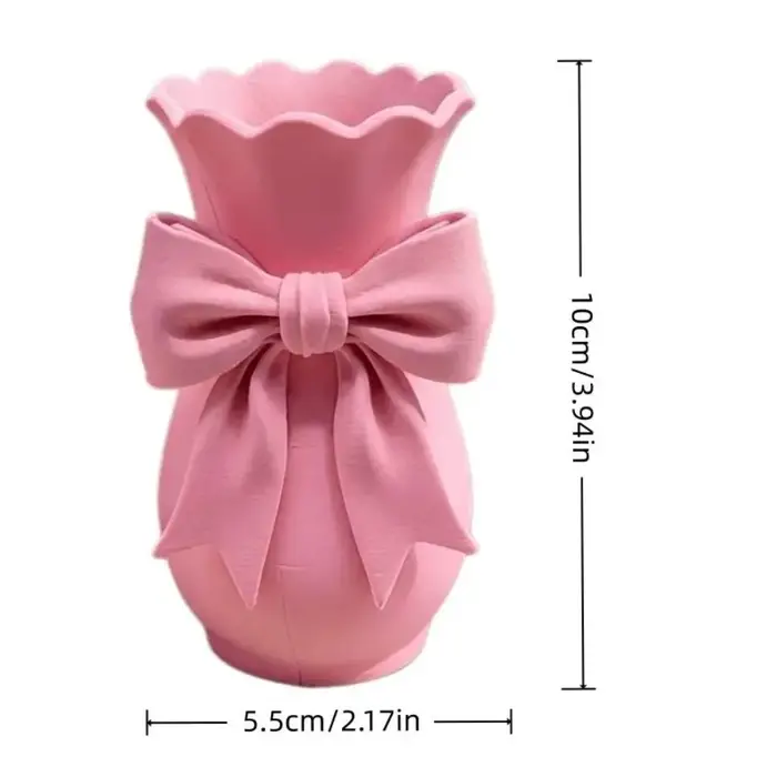 Vases à fleurs roses au design torsadé