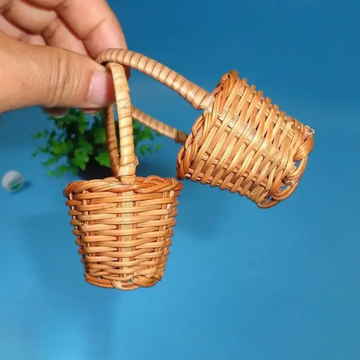 Mini paniers de fleurs tressés tissés à la main avec poignée