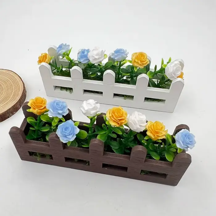 Jardinière miniature en forme de clôture fleurie