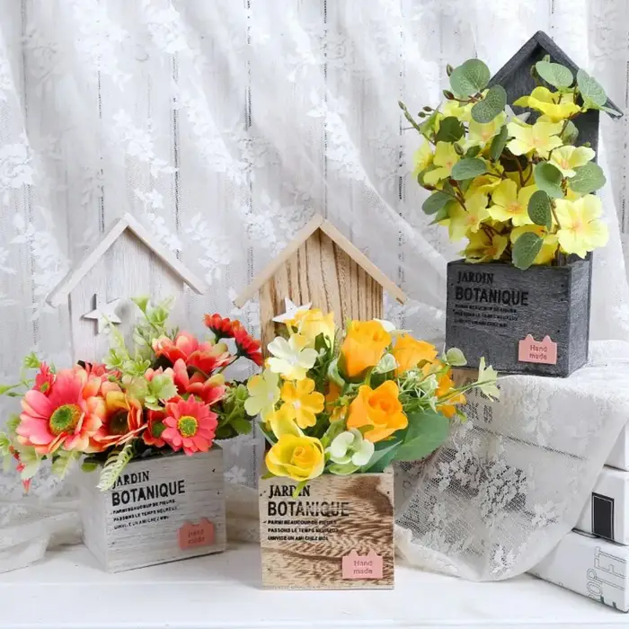 Pot de fleurs artisanal en bois