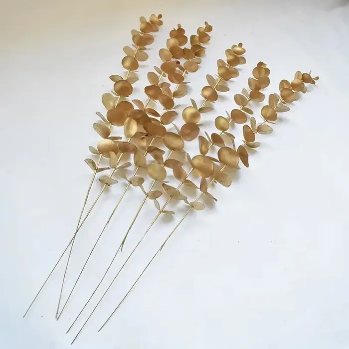 Plantes artificielles dorées d'eucalyptus