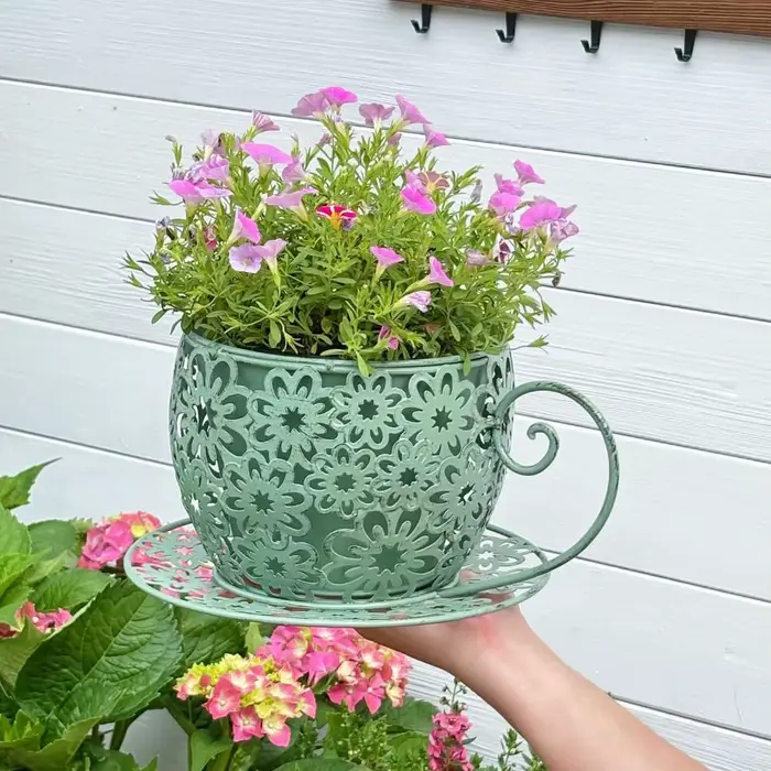 Pot de fleurs vintage en fer