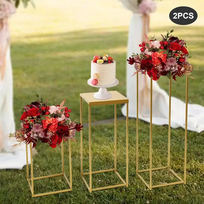 Supports floraux dorés pour décorations de mariage