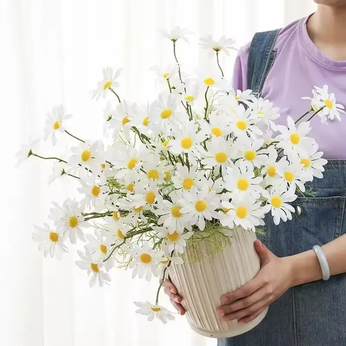 Bouquet de marguerites et de chrysanthème artificielles