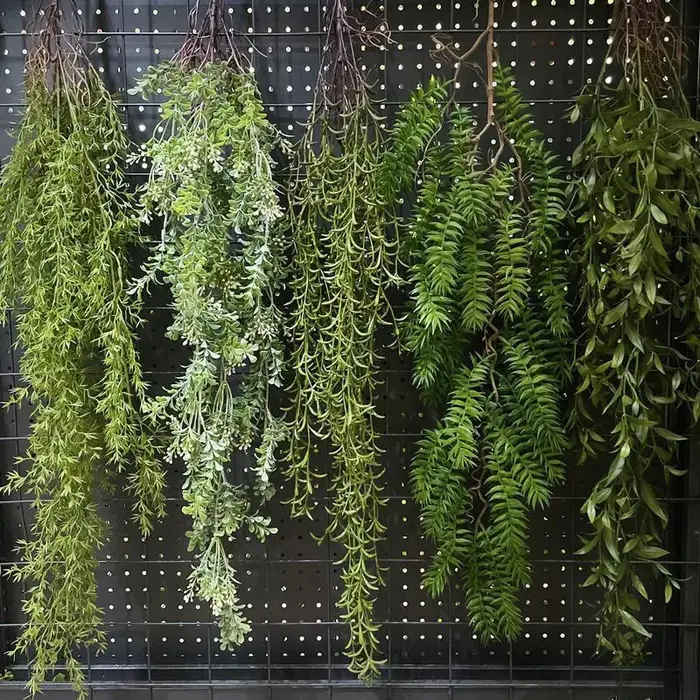 Plante verte artificielle en rotin à suspendre