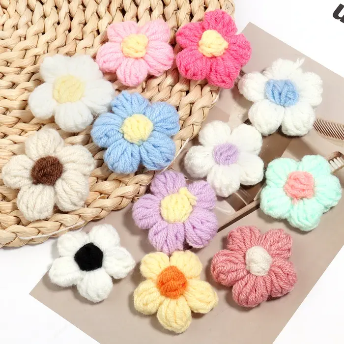 Fleurs en fil de coton de lait faites à la main