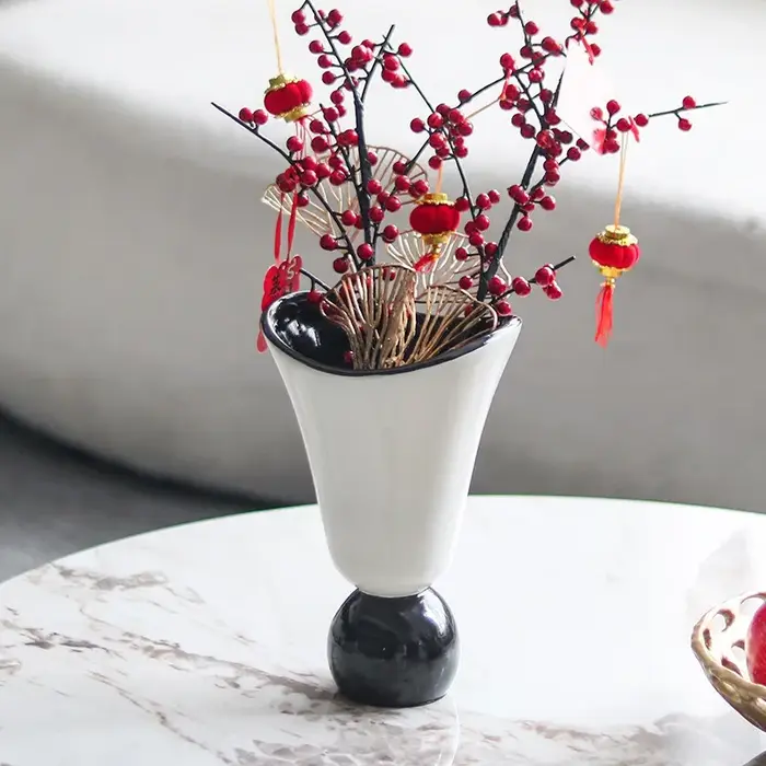 Vase décoratif d'art moderne