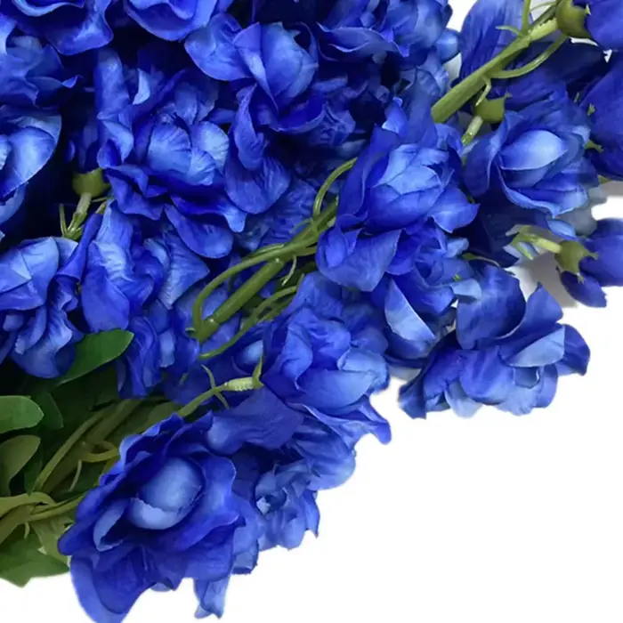 Une branche de fleur de Delphinium artificielle couleur bleue plante
